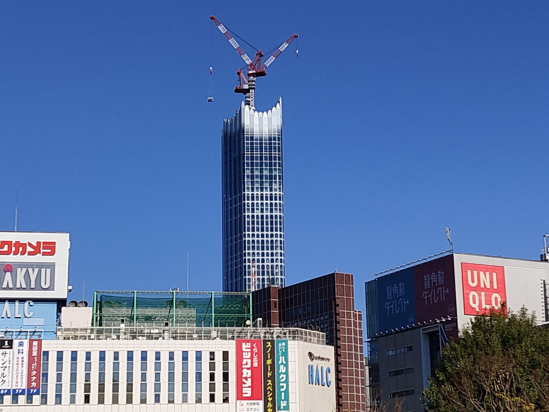 歌舞伎町に建設中のビル 上の方だけ白い からぽんのブログ